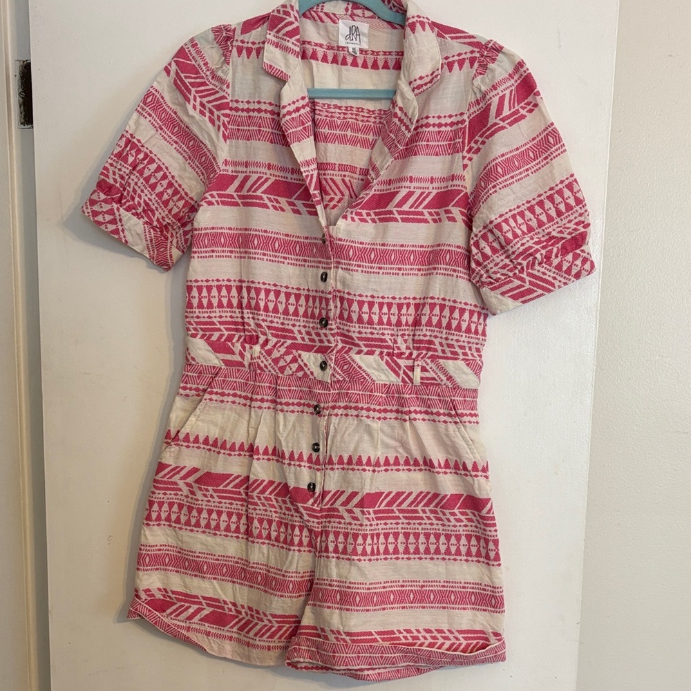 dRA Los Angeles Pink & White Patterned Shirt Sleeve Romper. Size M